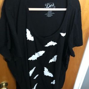 Excellent used condition torrid size 5 bat shirt